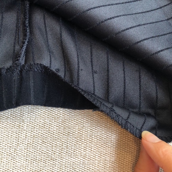 ✨💙Vintage Navy Pinstripe Stretchy Blazer💙✨ - Picture 3 of 9